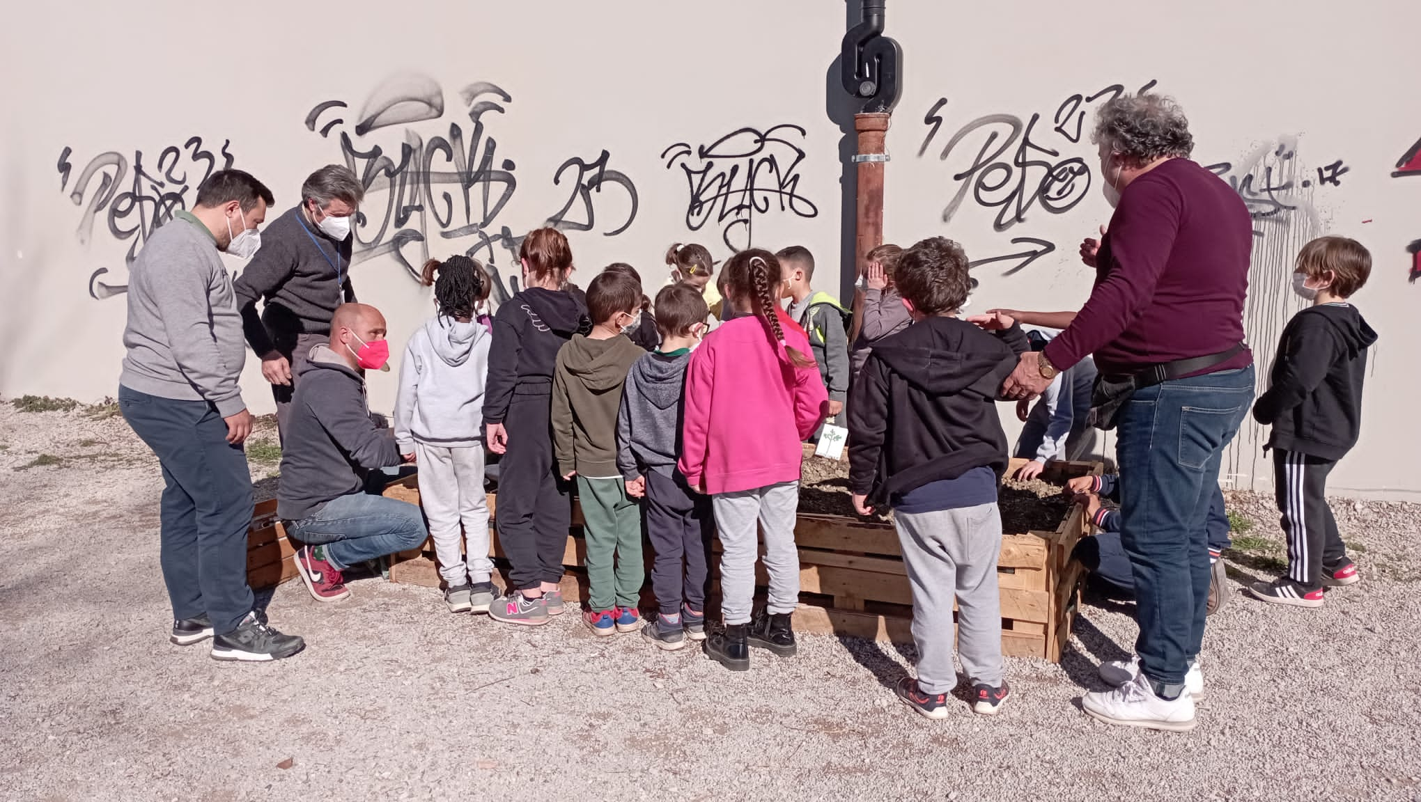 I bambini impegnati nelle attività dell'iniziativa Orto in cassetta