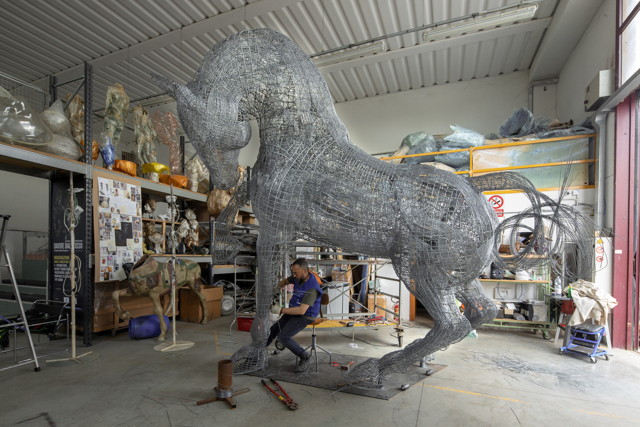 Davide Dall'Osso a lavoro in atelier - Foto: Antonio D’Ambrosio – Gruppo fotografico Giglio Rosso Castelfiorentino