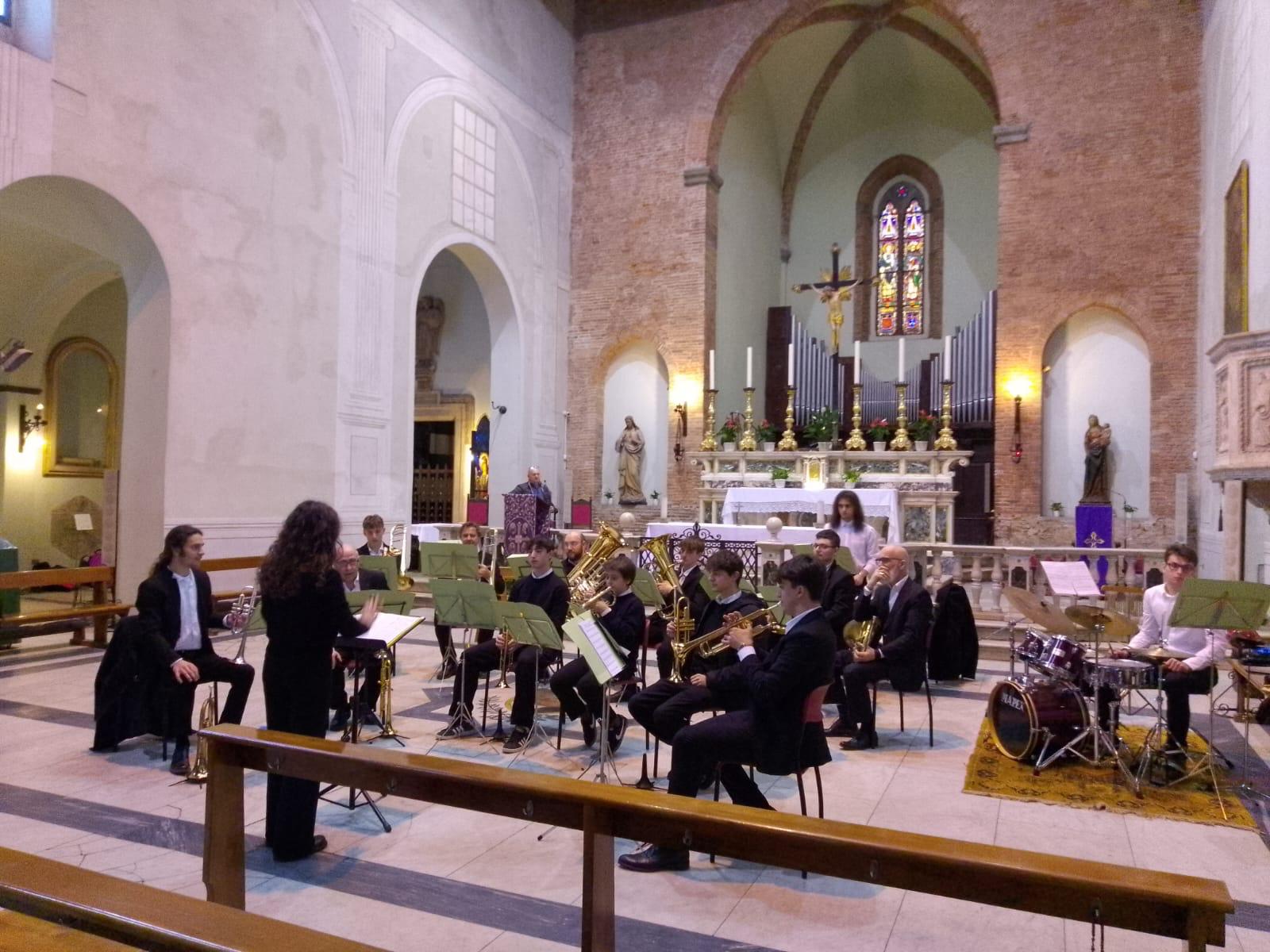Gli Squilli-Brass con la direttrice Jasmine Conti