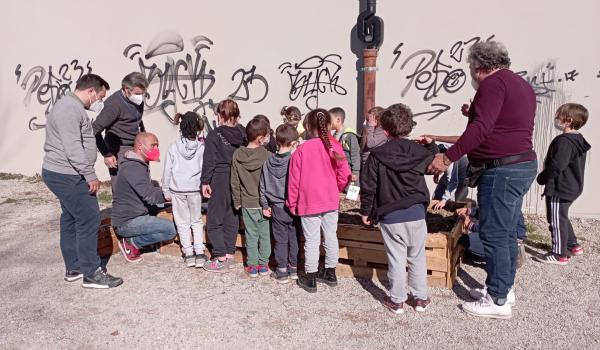 I bambini impegnati nelle attività dell'iniziativa Orto in cassetta I bambini impegnati nelle attività dell'iniziativa Orto in cassetta