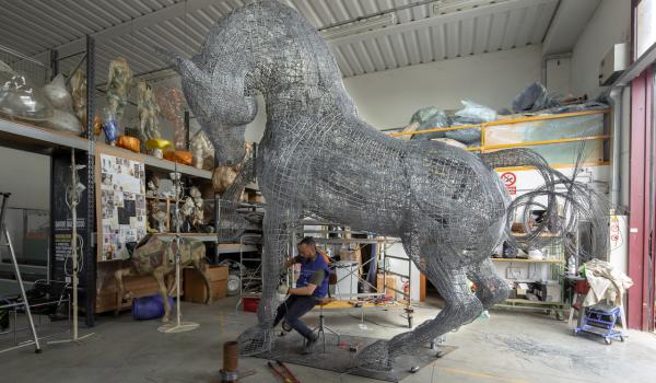 Davide Dall'Osso a lavoro in atelier - Foto: Antonio D’Ambrosio – Gruppo fotografico Giglio Rosso Castelfiorentino