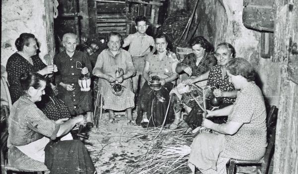 Immagine d'epoca delle fiascaie a lavoro Immagine d'epoca delle fiascaie a lavoro