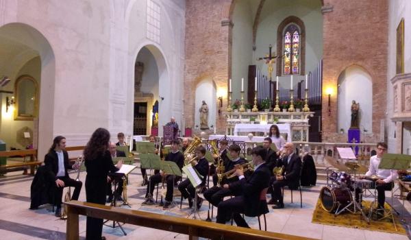 Gli Squilli-Brass con la direttrice Jasmine Conti